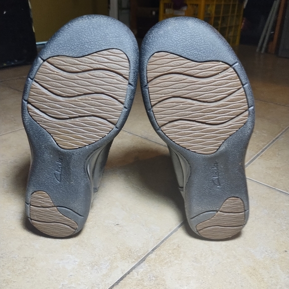 Clarks Women's Black Leather Winter Boots with Lamb's Wool Lining Size 6 - Picture 6 of 9